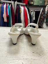 Load image into Gallery viewer, Vintage White Leather Heels (Size 9.5)