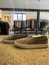 Charger l'image dans la galerie, *AS IS* Skechers Sparkly Slip On Shoes (Size 8.5)