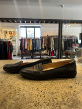 Cargar imagen en el visor de la galería, Naturalizer Black Leather Loafers (Size 8)