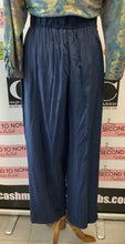 Load image into Gallery viewer, Italian Made Navy Pants (Size Eu 42)