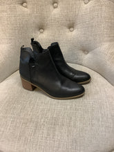 Load image into Gallery viewer, Dr. Scholl’s Ankle Boots (Size 6.5)