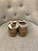 Load image into Gallery viewer, Skechers Luxe Foam Sandals (Size 8)