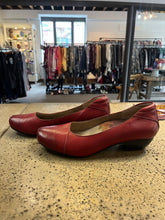 Load image into Gallery viewer, Taos Cherry Red Leather Shoes (Size 8)