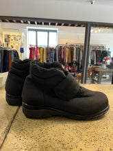 Load image into Gallery viewer, Clinic Extra Black Winter Boots (Size 9W)