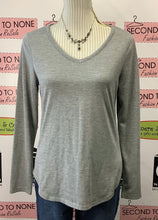 Cargar imagen en el visor de la galería, Top de rayas plateadas brillantes de Jones NY (S)