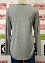 Cargar imagen en el visor de la galería, Top de rayas plateadas brillantes de Jones NY (S)