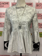 Cargar imagen en el visor de la galería, Top superpuesto de encaje a rayas (S)