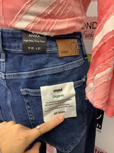 Cargar imagen en el visor de la galería, NWT Designer MAVI High Rise Crop Flare Jeans (Size W32/L27)