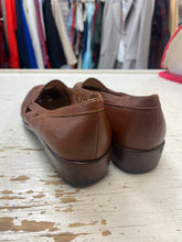 Load image into Gallery viewer, Vintage Marche-Mellow Tan Leather Slip On Loafers (Size 8)