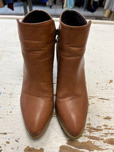 Charger l'image dans la galerie, Brown Floral Embossed Ankle Boots (Size 8/EU 39)
