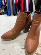 Charger l'image dans la galerie, Brown Floral Embossed Ankle Boots (Size 8/EU 39)