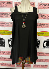 Cargar imagen en el visor de la galería, NWT Black Cold Shoulder Top (Size S)