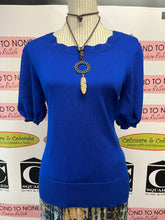 Cargar imagen en el visor de la galería, Cable & Gauge Scalloped Neck Knit Top (Size M)