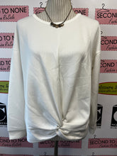 Cargar imagen en el visor de la galería, Cable & Gauge Twist Hem Sweater (Size M)