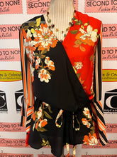 Charger l'image dans la galerie, Coral & Black Floral Wrap Tie Top (Size M)