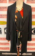 Charger l'image dans la galerie, Coral & Black Floral Wrap Tie Top (Size M)