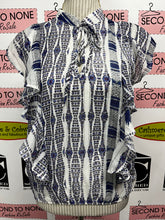 Load image into Gallery viewer, NWT Buffalo Ruffle Accent Printed Shell Top (Size M)