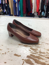 Charger l'image dans la galerie, Naturalizer Leather Kitten Heels (Size 8)