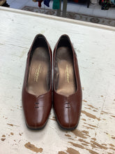 Charger l'image dans la galerie, Naturalizer Leather Kitten Heels (Size 8)