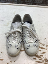Cargar imagen en el visor de la galería, *AS-IS* Adidas Geometric Running Shoes (Size 7.5)