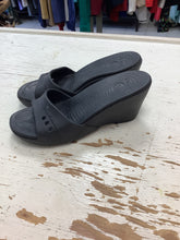 Cargar imagen en el visor de la galería, Crocs Black Sandals (Size 7)