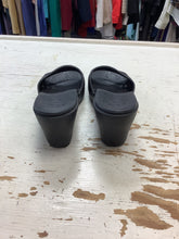 Cargar imagen en el visor de la galería, Crocs Black Sandals (Size 7)