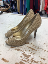 Cargar imagen en el visor de la galería, Nine West Snake Skin Print Pumps (Size 8)