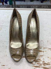 Cargar imagen en el visor de la galería, Nine West Snake Skin Print Pumps (Size 8)