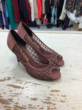 Charger l'image dans la galerie, Nina Brown Gemstone Evening Heels (Size 7)