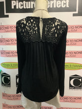 Charger l'image dans la galerie, Philosophy Lace Detailed Top (Size XXL)