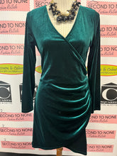 Charger l'image dans la galerie, Emerald Velvet Side Ruched Dress (Size L)
