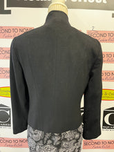 Cargar imagen en el visor de la galería, Soft Black Wool Cropped Jacket (Size 6)