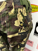 Cargar imagen en el visor de la galería, Y2K Roca Wear Camo Cargo Capris (Size 5)