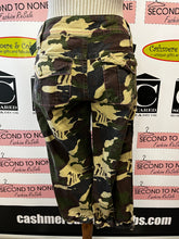 Cargar imagen en el visor de la galería, Y2K Roca Wear Camo Cargo Capris (Size 5)