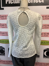 Cargar imagen en el visor de la galería, RW & Co White Lace Top (Size M)