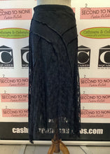 Cargar imagen en el visor de la galería, Nonpareil Black Lace Maxi Skirt (Size M)