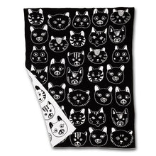 Cargar imagen en el visor de la galería, Manta de algodón con caras de gato (¡solo queda 1!)