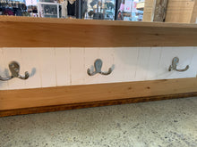 Charger l'image dans la galerie, Portemanteau fabriqué localement