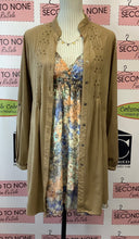 Cargar imagen en el visor de la galería, Brina & Em Camel Button Up (Talla S)