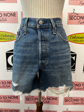 Cargar imagen en el visor de la galería, Levi&#39;s 501 Denim Shorts (Size 30W)
