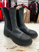 Cargar imagen en el visor de la galería, OVS Tall Chelsea Boots (Size 40=9)
