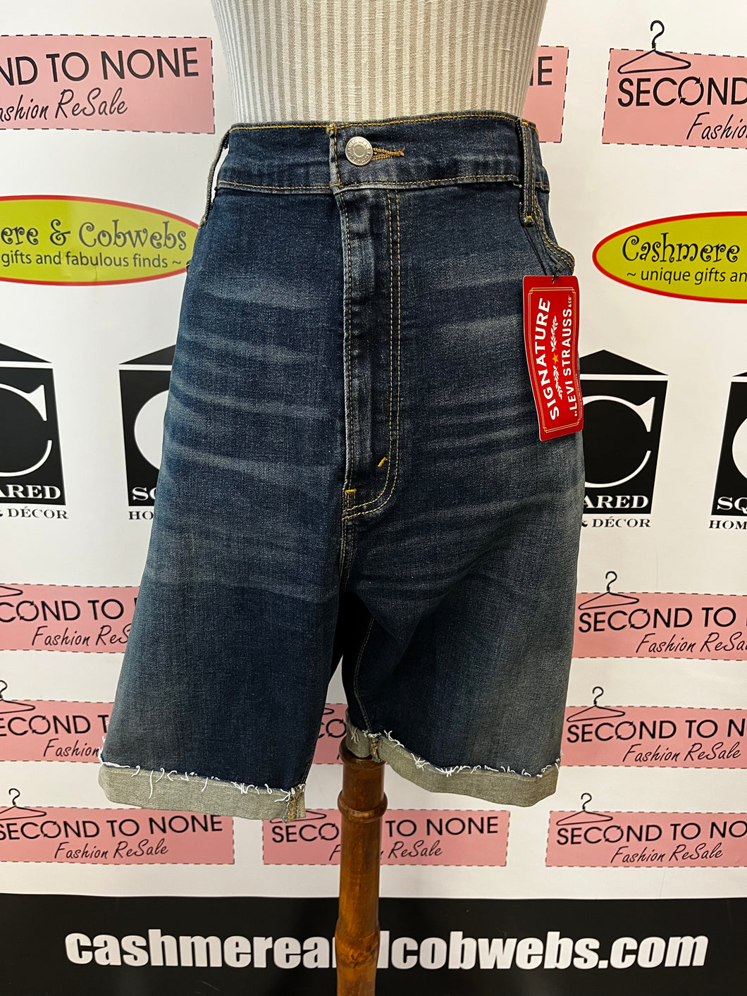 NWT Levi's Slim Cuffed Shorts (Size 42)