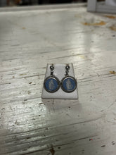 Charger l'image dans la galerie, Vintage Wedgewood Blue Cameo Earrings
