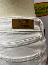 Load image into Gallery viewer, Levi&#39;s White Shorts (Size 8)
