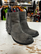 Cargar imagen en el visor de la galería, b.ø.c Suede Fringe Ankle Boots (Size 7 1/2)
