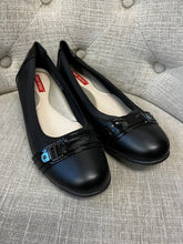 Load image into Gallery viewer, Tender Tootsies Flats (Size 7)
