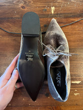 Cargar imagen en el visor de la galería, Unique Velvet Pointed Toe Lace Up Loafers (Size 10/EU 41)
