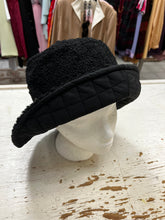 Charger l'image dans la galerie, Black Reversible Sherpa Bucket Hat
