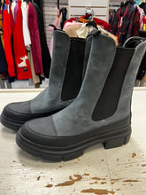 Cargar imagen en el visor de la galería, OVS Tall Chelsea Boots (Size 40=9)
