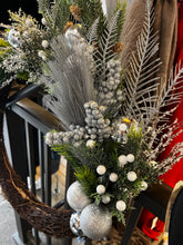 Cargar imagen en el visor de la galería, Holiday Vine Wreath
